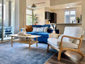 2BD 2BA Santa Monica Apartment with Relaxing Pool View
